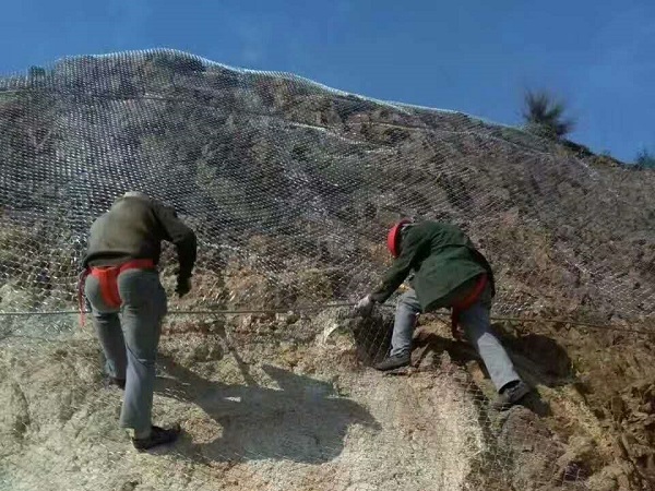 挂铁丝网